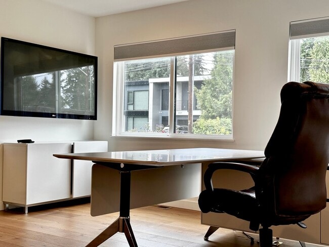 Building Photo - 6 BR / 4 BA – 4,100 SQ FT with Patio, Full Outdoor Grill, and Hot Tub