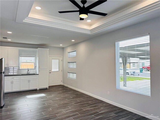 Building Photo - 1701 W Violet Dr