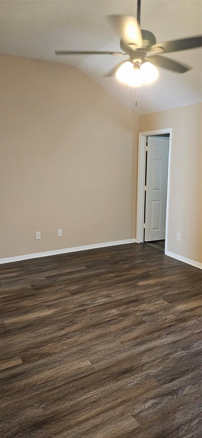 Building Photo - 3103 Barkers Crossing Ave