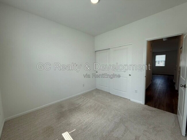 Building Photo - 249 Kingsport Dr