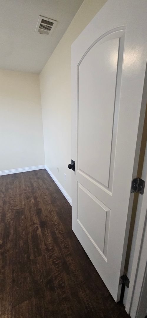 Building Photo - 75(611)