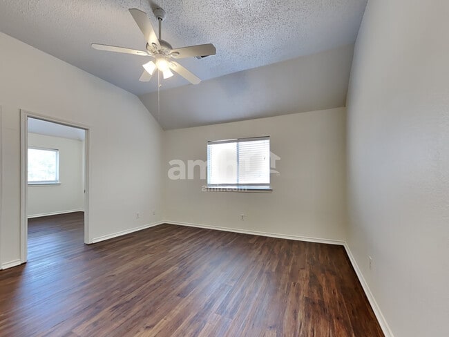 Building Photo - 1008 Kenbob Cir