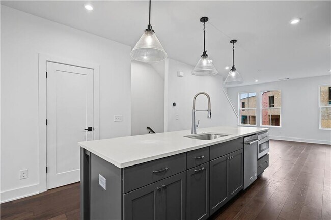 Building Photo - 201 New St