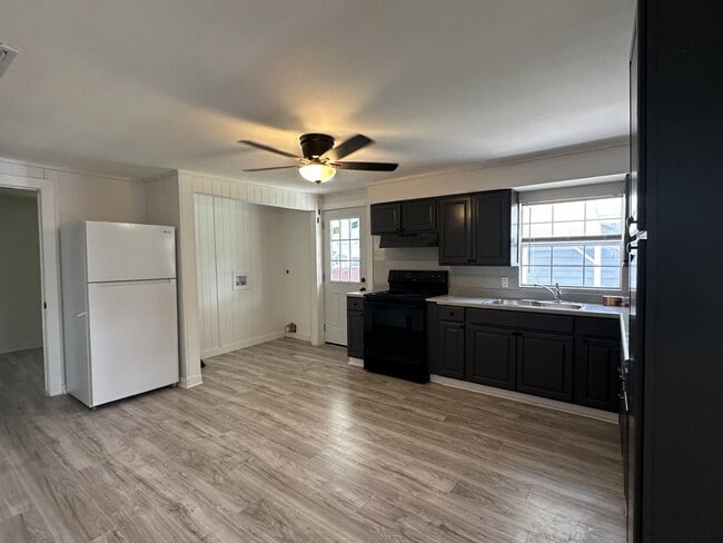 Building Photo - Remodeled 4 Bedroom with New A/C