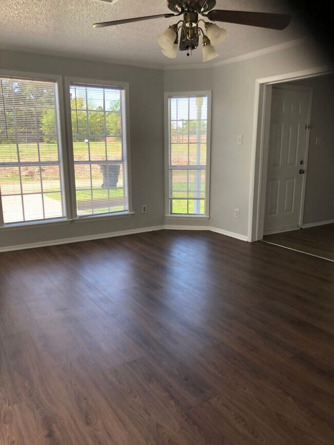 Building Photo - Move In Specual Large Duplex in a quiet cu...