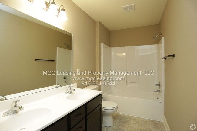 Building Photo - Fall in love with Eagle Creek Townhomes in...
