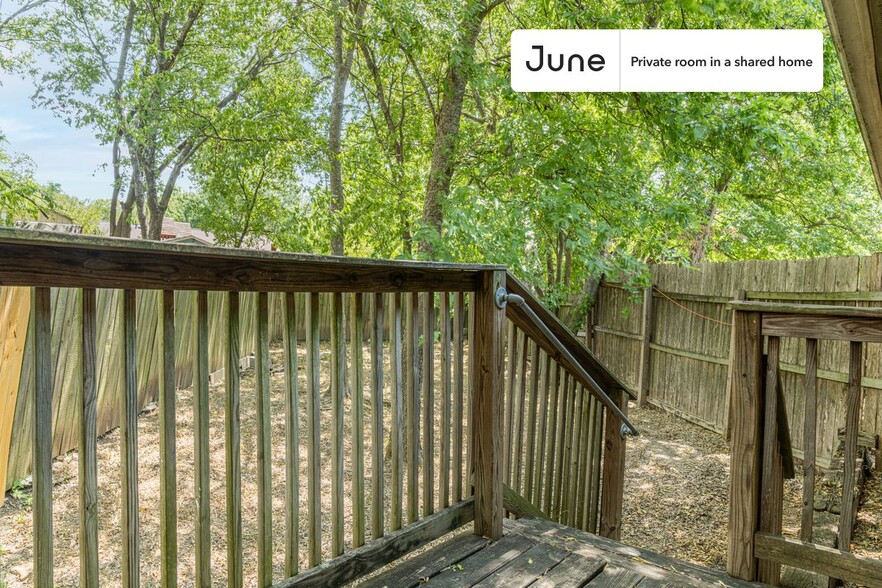 Building Photo - Private bedroom in 3 bed/2 bath Home