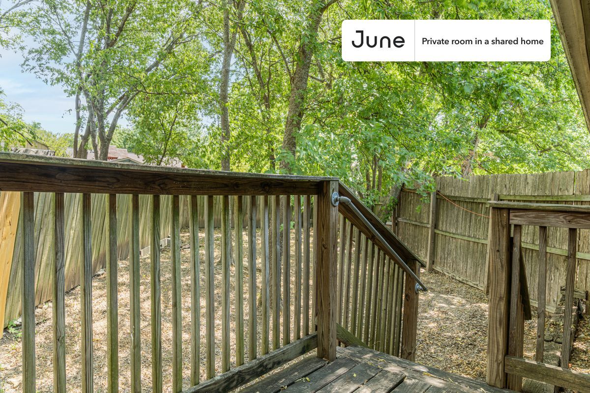 Building Photo - Private bedroom in 3 bed/2 bath Home