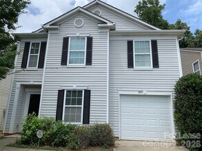 Building Photo - 3015 Meadow Knoll Dr