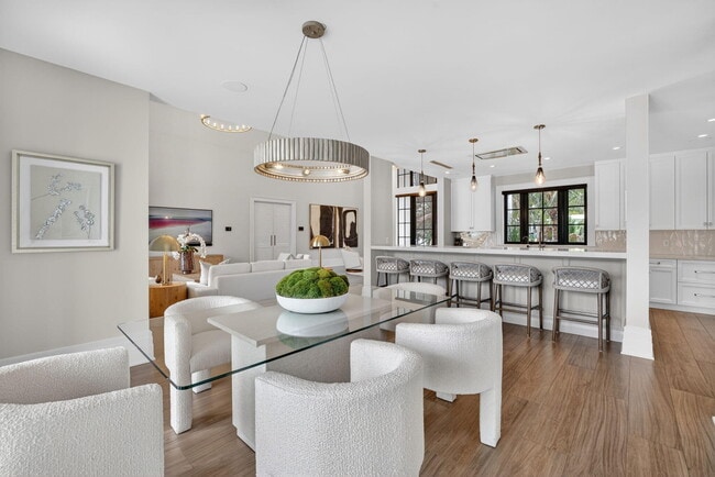 Building Photo - 400 Mola Ave