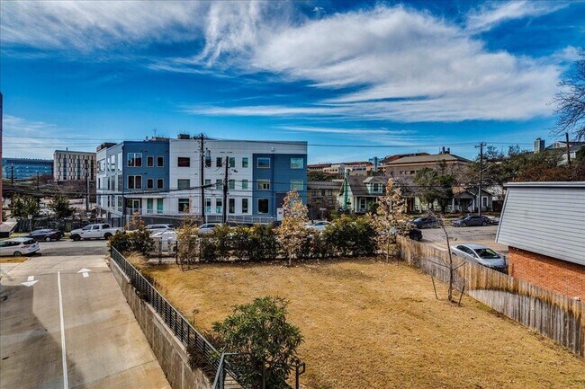 Building Photo - 3000 Duval St