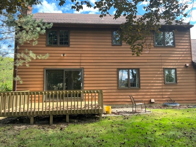 Building Photo - 990 Pelee Dr