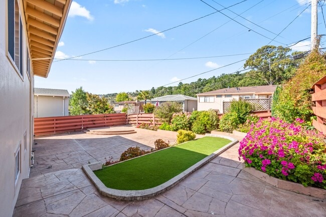 Building Photo - Charming Single-Family Home in a Desirable...