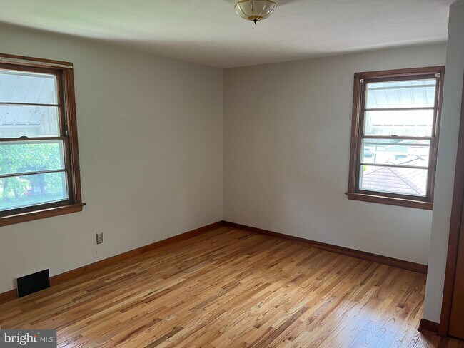 Building Photo - 1125 Pkwy Ave-