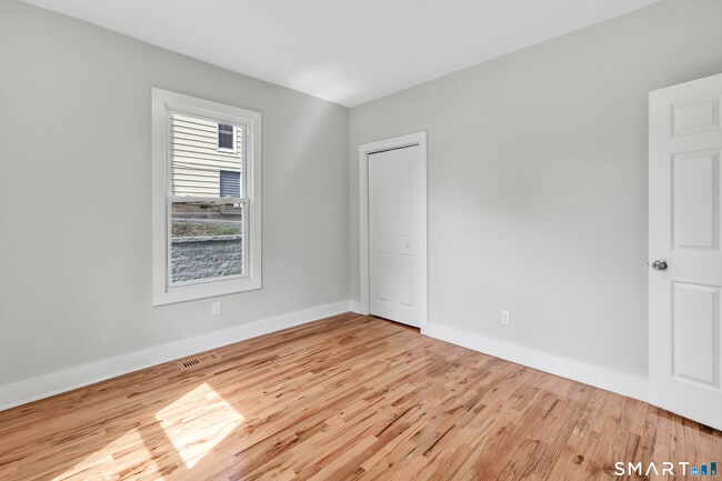 Building Photo - 10-12-12 Perry Hill Rd