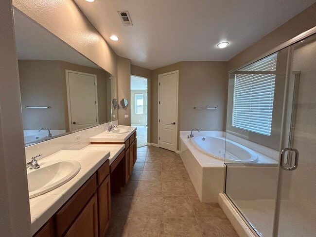 Building Photo - Gorgeous 5bd+ 3bd! Ria Bravo