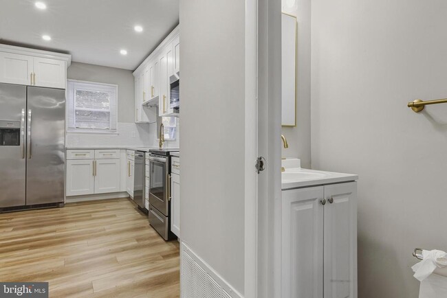 Building Photo - 18 Madison St