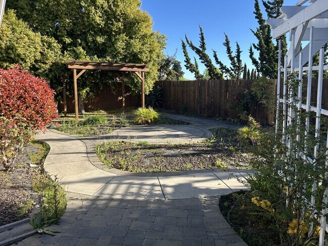 Building Photo - Highly Sought Somerset Highlands Beautiful Home