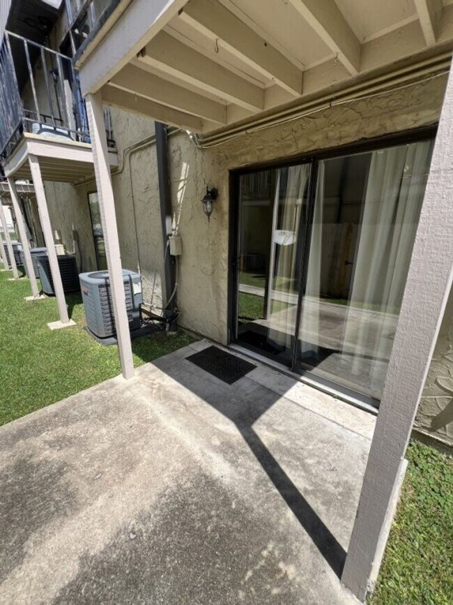 Building Photo - Fully Renovated 3 Bedroom Apartment in Pri...