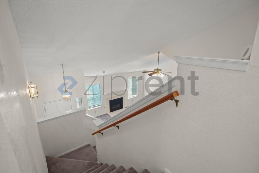 Building Photo - 8665 N Cedar Ave