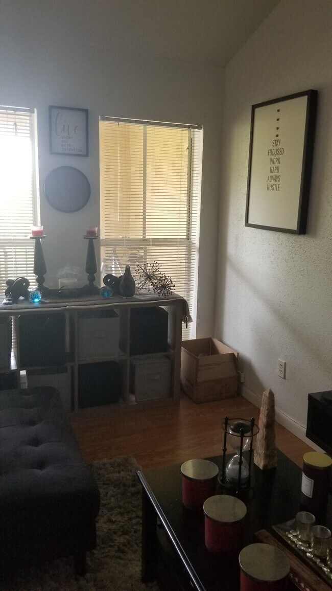 Building Photo - 977 Riverside Dr