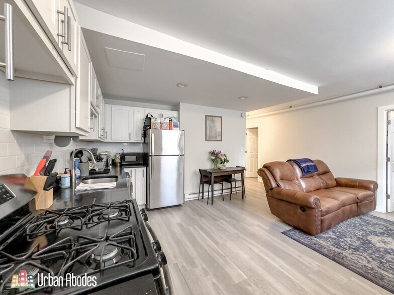 Building Photo - 730 W Roscoe St