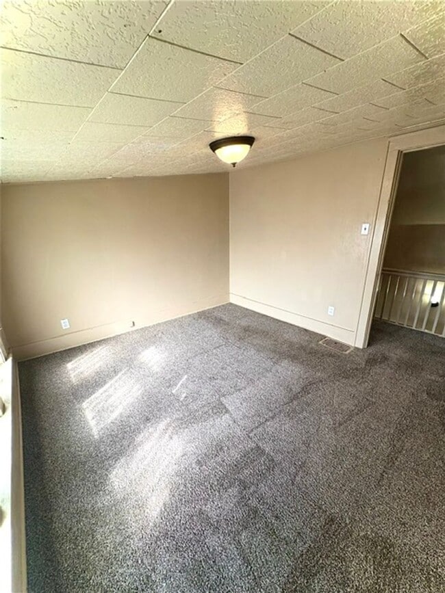 Building Photo - AVAILABLE NOW!