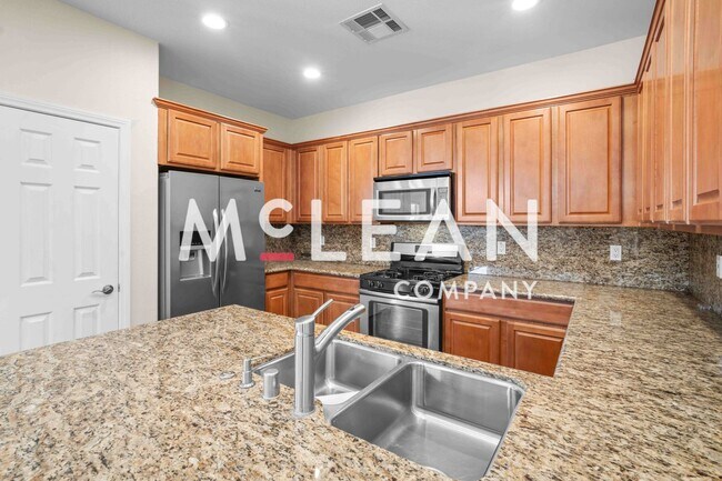 Building Photo - 3 Bed & 3 Bath Home with Private Pool & Spa