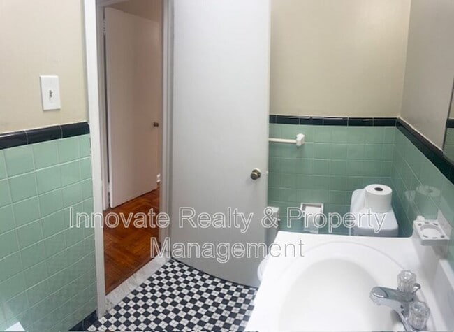 Building Photo - 910 E Sharpnack St