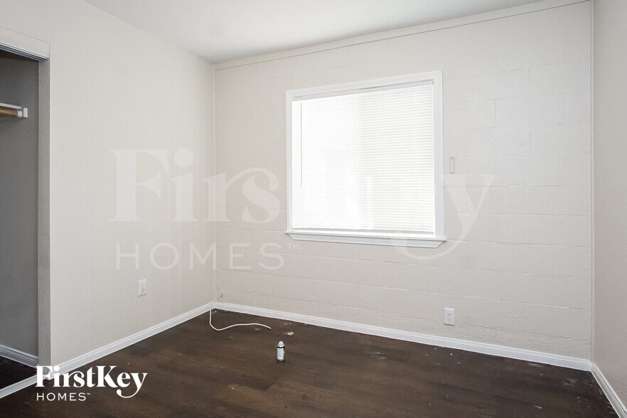 Building Photo - 2128 Carver Ave