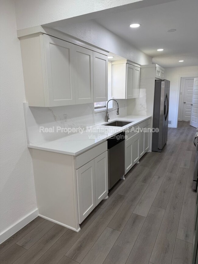 Building Photo - 905 Bromwich St