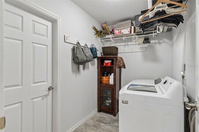 Building Photo - 5440 Leahy Ln