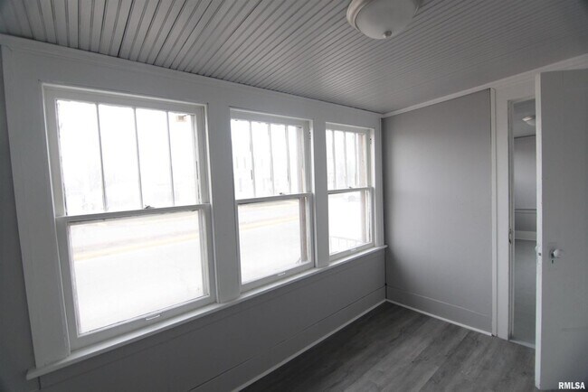 Building Photo - 1124 18th Ave