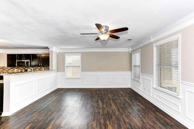 Building Photo - Large Updated 3 Bed / 2.5 Bath Home