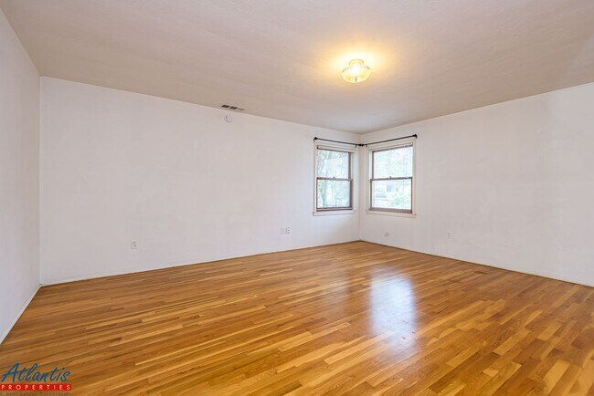 Building Photo - 1385 47th Ave