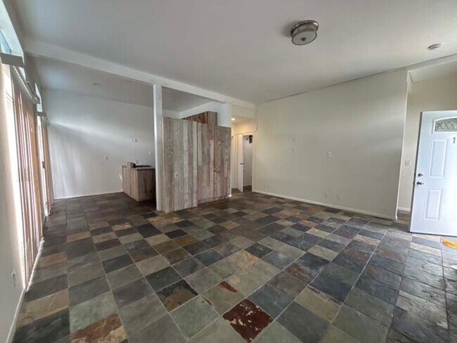 Building Photo - 915 Broadway St