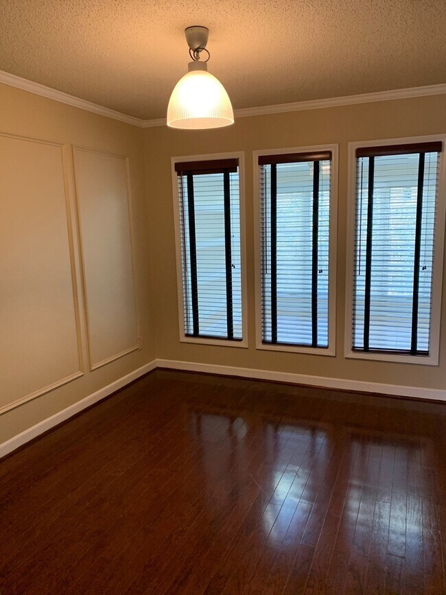 Building Photo - Perfect 2 bed 2.5 bath Lindley Park area T...