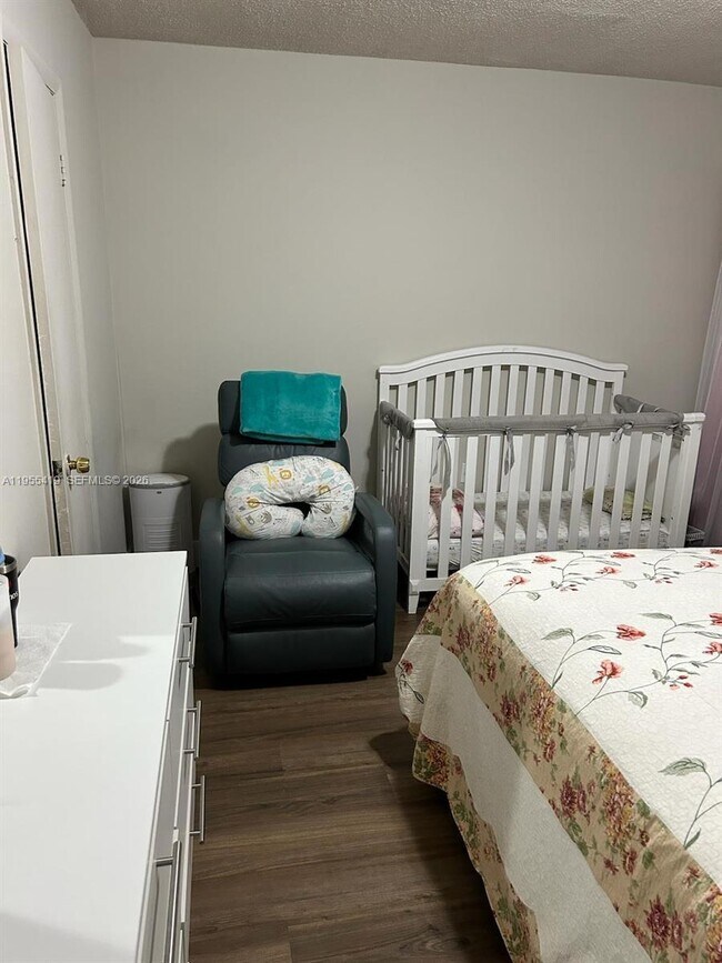 Building Photo - 1560 W 46th St