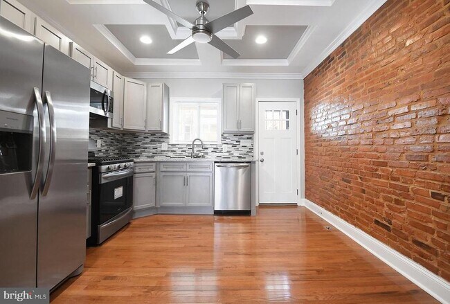 Building Photo - 2624 Llewelyn Ave