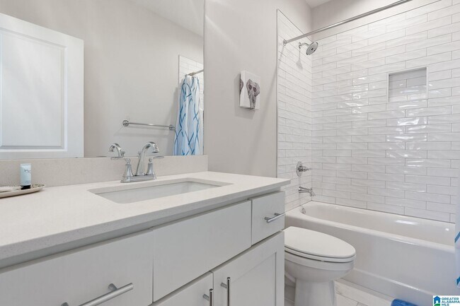 Building Photo - 829 21st Ave E