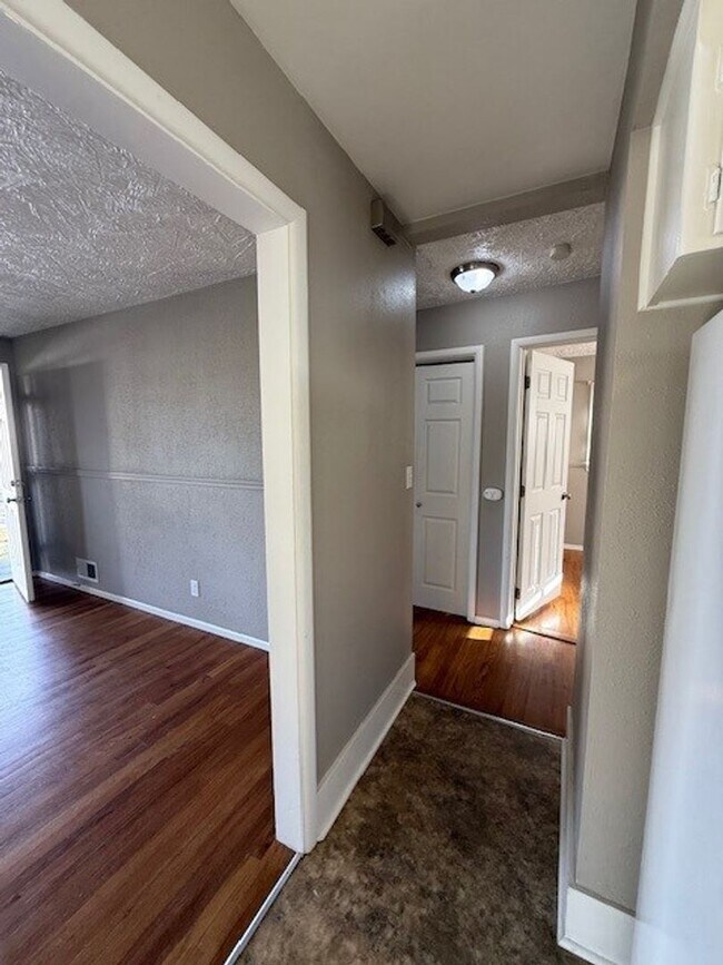 Building Photo - 3 Bedroom Hardwood Floor House