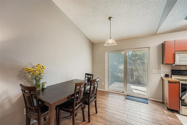 Building Photo - 1015 E Yager Ln