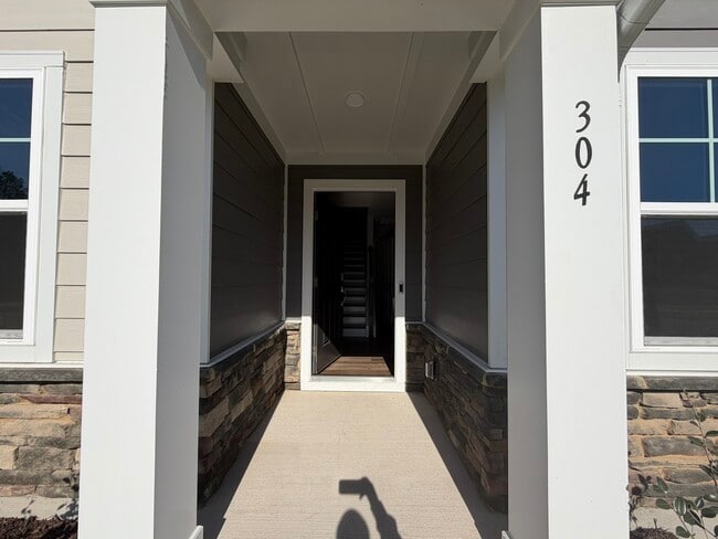 Building Photo - 304