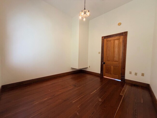 Building Photo - 419 6th St