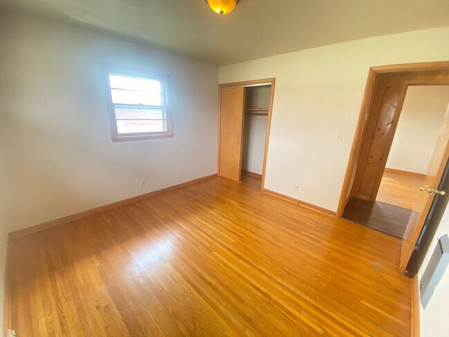 Building Photo - 404 Vosswood Dr