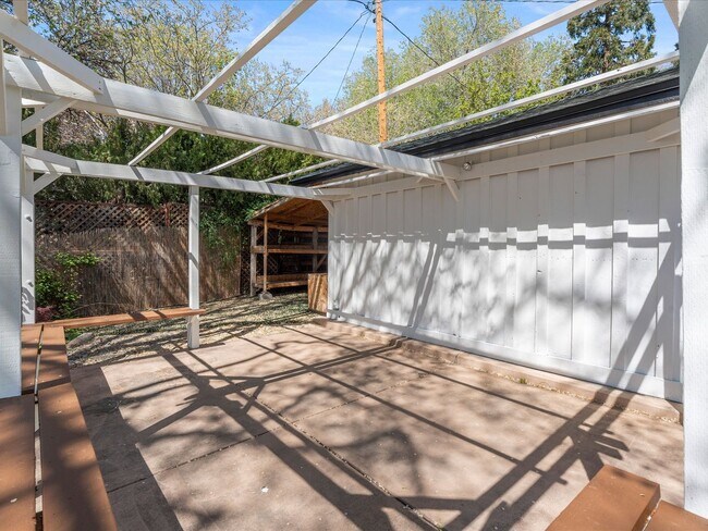 Building Photo - 2 bed, 1 bath with built in office near UNR