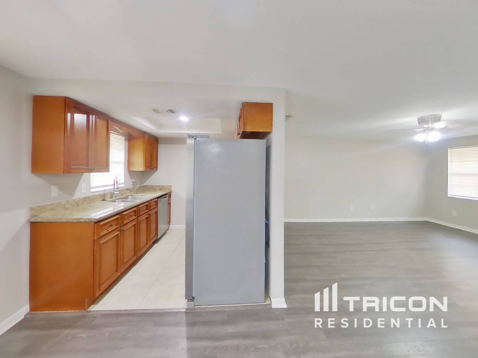 Building Photo - 1203 Seffner Valrico Rd