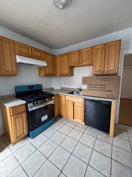 Building Photo - 1939 Plymouth St