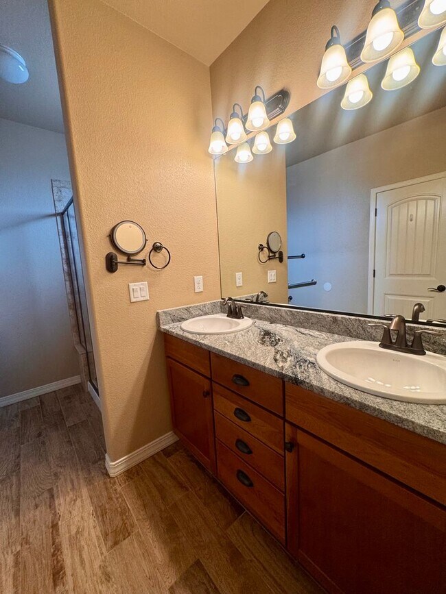 Building Photo - Gorgeous 4 Bedroom Townhome in Briargate