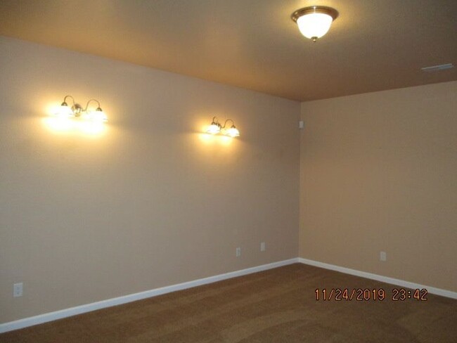 Building Photo - ALL PROSPECTIVE TENANTS MUST SUBMIT A $58 ...